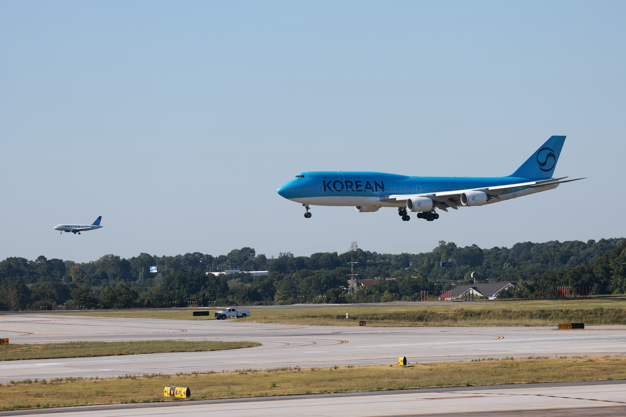 A Korean Air charter flight set to carry South Korean detainees from the Hyundai Motor Group and LG Energy Solution battery joint venture construction site in Georgia landed Wednesday at Hartsfield-Jackson Atlanta International Airport. (Yonhap)