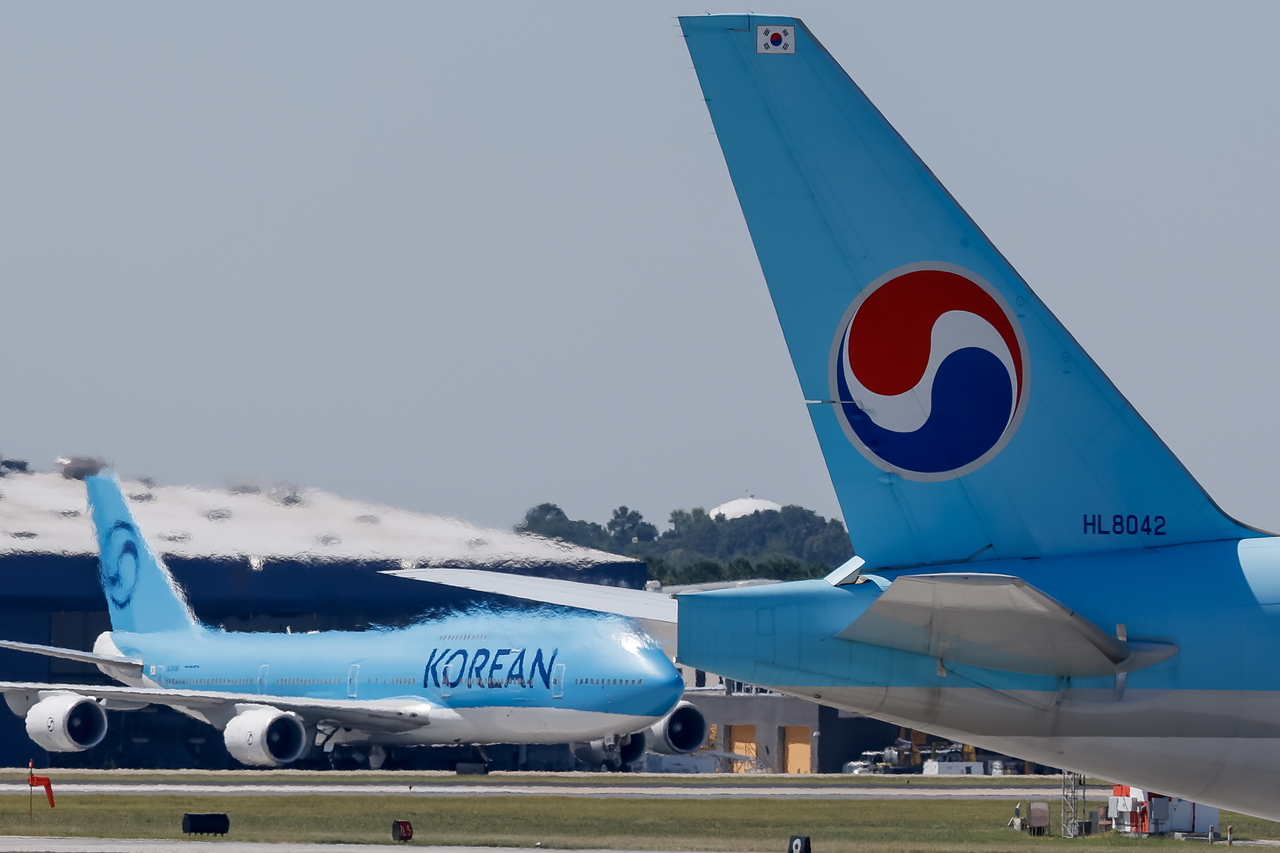 대한항공 여객기가 10일(현지시간) 미 조지아주 애틀랜타 국제공항에서 억류 토토사이트 db 해킹을 귀국시키기 위해 대기하고 있다. [EPA]