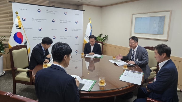 권기창 시장이 기획재정부를 찾아나서 지역 주요 현안 사업이 내년도 정부 예산안에 반영될 수 있도록 적극적인 지원을 요청했다.[안동시 제공]