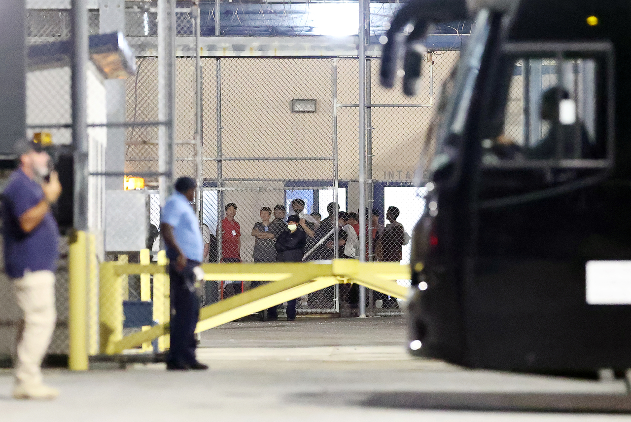 South Korean workers leave an Immigration and Customs Enforcement facility in Folkston, Georgia, Thursday, on their way to Hartsfield-Jackson Atlanta International Airport. (Yonhap)