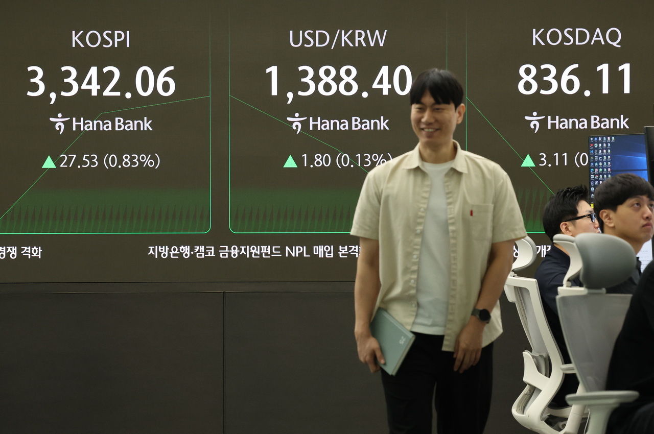 An electronic board showing the Korea Composite Stock Price Index at a dealing room of the Hana Bank headquarters in Seoul on Thursday. (Yonhap)