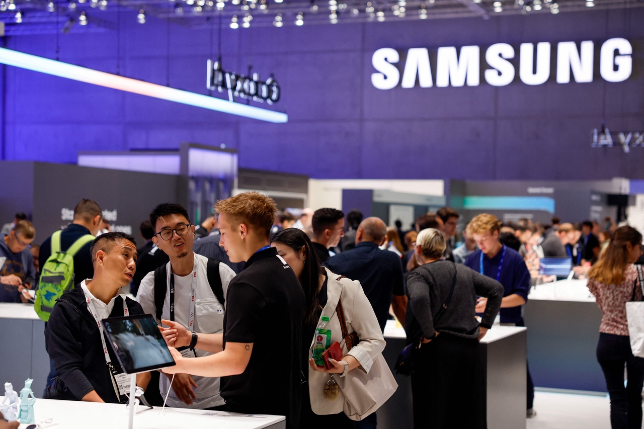 People visit the stand of South Korean electronics manufacturer Samsung at the IFA international trade show for consumer electronics and home appliances, are pictured on September 5, 2025 in Berlin. (AFP-Yonhap)
