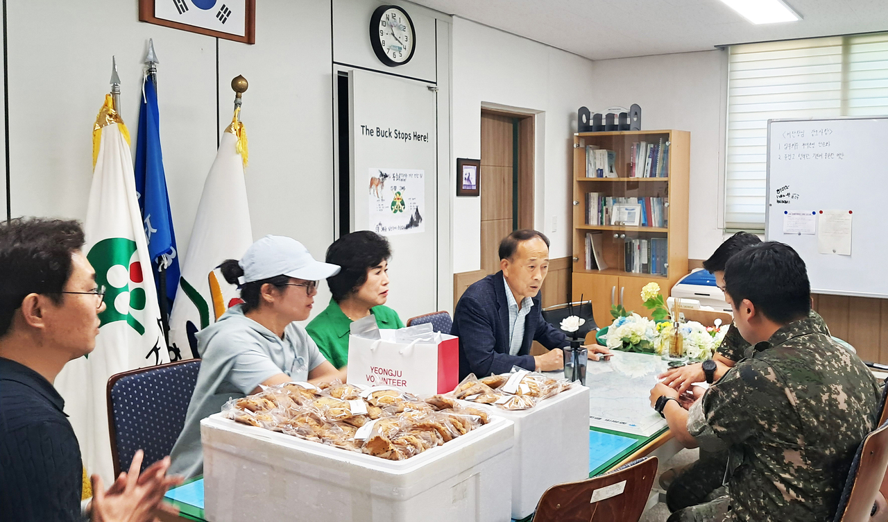 영주시자원봉사센터와 여성자원봉사대는 영주대대를 방문해 정성껏 준비한 수제쿠키와 허브차를 전달하며 담소하고 있다.[영주시 제공]