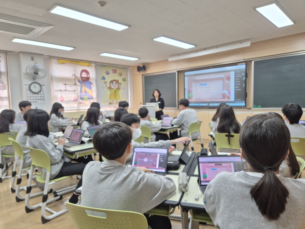 Students take part in a math lesson using artificial intelligence digital textbooks at Ewha Middle School in Ulsan on April 18. (Newsis)