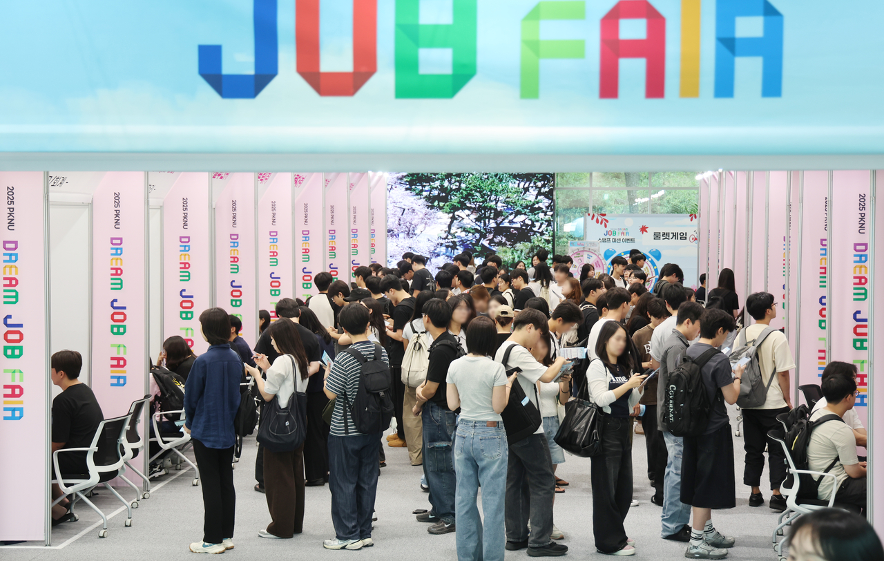 Job seekers consult with company recruiters at the PKNU Dream Job Fair held at Pukyong National University in Busan’s Nam-gu district on Wednesday. (Yonhap)