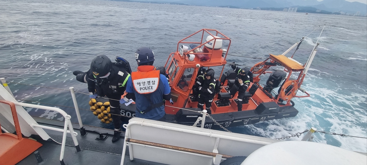 This photo is not directly related to this article. Officers of the Coast Guard conduct a training exercise near Sokcho Port in Gangwon Province on Tuesday. (Yonhap)