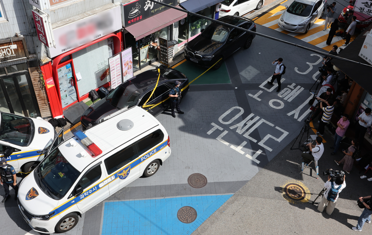 Police investigate the scene of a triple murder, at a pizza restaurant in Gwanak-gu, Seoul, Sept. 3. (Yonhap)