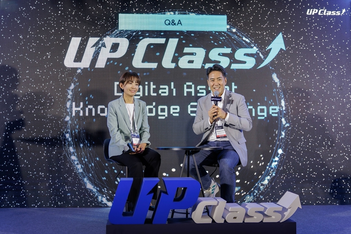 지난 9일 ‘UDC 2025’에서 열린 토토사이트 동화 코드 대상 ‘업클래스’에서 유튜브채널 알고란의 고란(왼쪽) 대표와 장동선 뇌과학자가 질의응답 세션을 진행하고 있다.  [두나무 제공]