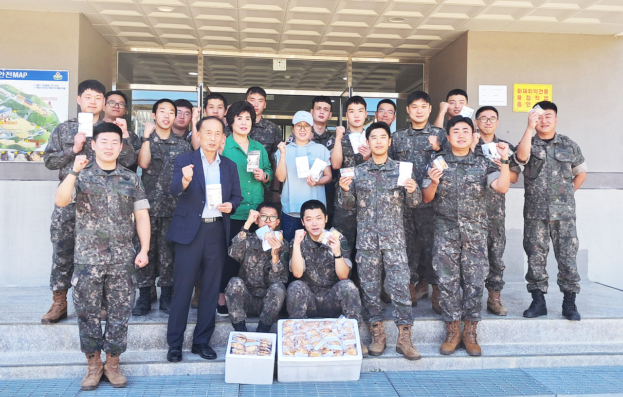 영주시자원봉사센터와 여성자원봉사대는 영주대대를 방문해 정성껏 준비한 수제쿠키와 허브차를 전달한후 단체 기념사진을 찍고 있다.[영주시 제공]