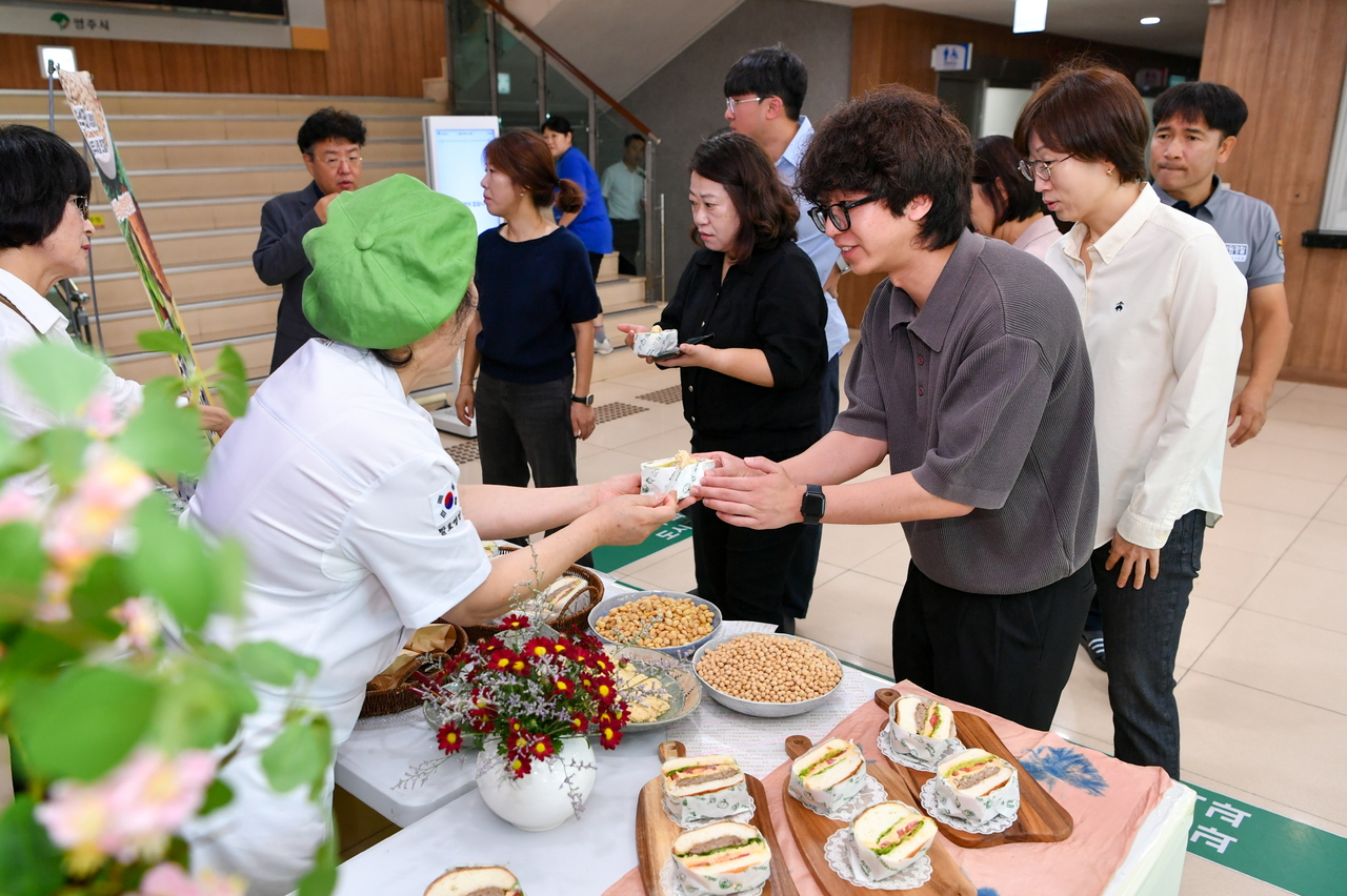 부석태로 만든 슈퍼버거를 받기위해  줄을 서서 기다리고 있다.[영주시 제공]
