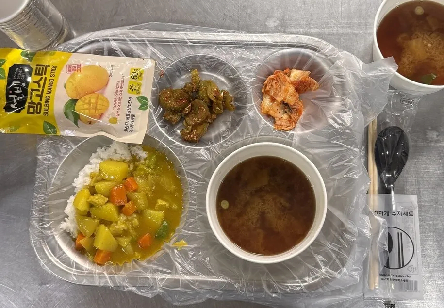 A welfare center in Gangneung, Gangwon Province, serves food on a tray in plastic wrap and with disposable cutlery to minimize dishwashing. (Gangneung city government)