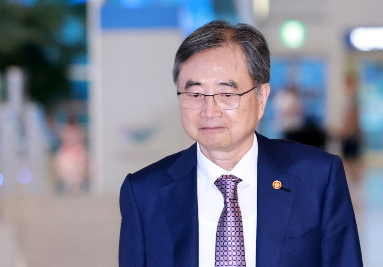 Foreign Minister Cho Hyun departed for the US on Monday from Incheon International Airport to finalize discussions on the release of South Korean nationals detained during the US immigration enforcement actions on Hyundai Motor Group and LG Energy Solution’s joint battery manufacturing plant in Savannah, Georgia, US. (Yonhap)