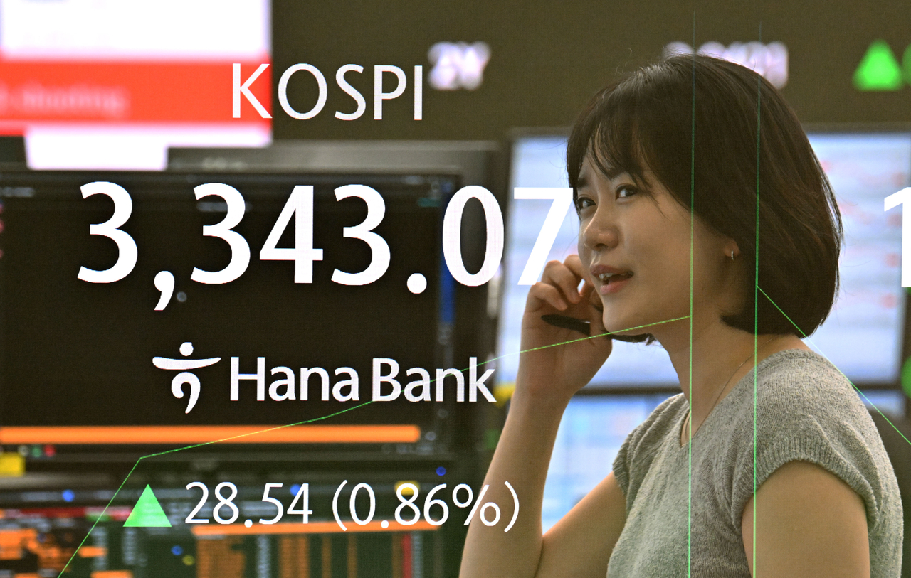 11일 토토사이트 자유게시판가 전날 기록한 장중 사상 최고치(3317.77)를 하루 만에 갈아치우며 상승 출발했다. 이날 오전 서울 중구 하나은행 딜링룸 전광판에 9시 3분 기준 토토사이트 자유게시판 지수가 전 거래일보다 28.54포인트 상승한 3343.07포인트를 나타내고 있다. 사진은 다중노출 합성 촬영. 임세준 기자