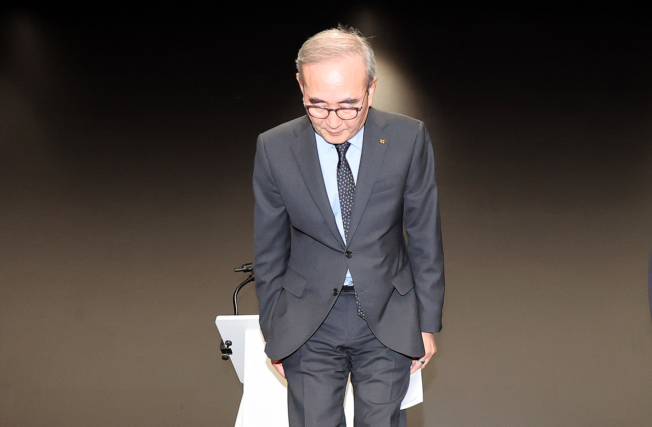KT Corp. CEO Kim Young-shub bows in apology during a press conference in Seoul on Thursday. (Yonhap)