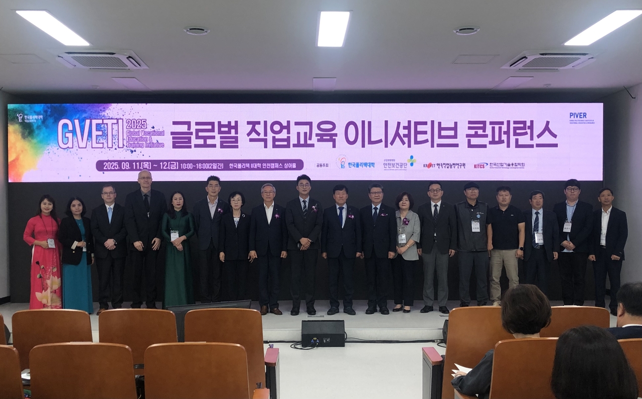 11일 한국폴리텍대학 ‘글로벌 토토사이트 운영 썰 이니셔티브 콘퍼런스’에 참석한 이철수 한국폴리텍대학 이사장(사진 오른쪽부터 아홉번째)과 주요 내빈들이 기념촬영을 하고 있다. [한국폴리텍대학 제공]