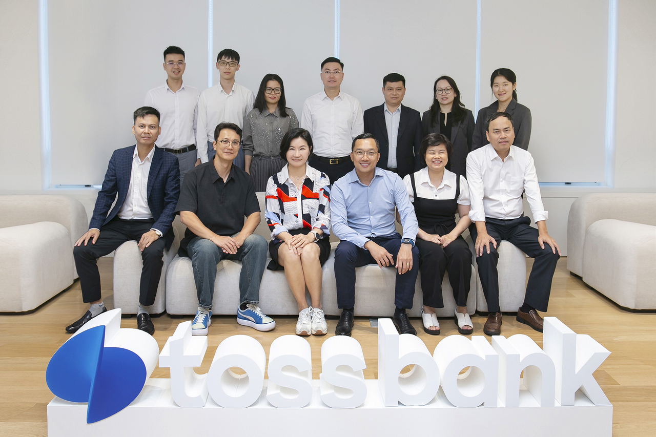 Toss Bank CEO Rhee Eun-mi (center left, front row) and Hoang Minh Tien (center right, front row), general director at Vietnam’s Supreme People’s Procuracy, as well as other officials from both institutions, pose for a photo after a meeting at Toss Bank’s Seoul headquarters on Wednesday. (Toss Bank)