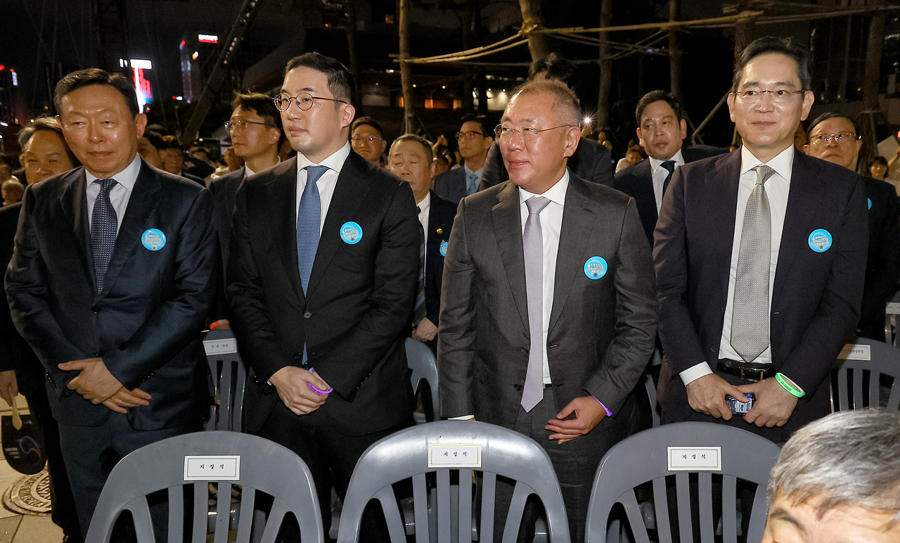 15일 서울 세종대로 광화문광장에서 열린 제21대 대통령 국민임명식 ‘광복 80년, 국민주권으로 미래를 세우다’ 행사에 기업인들이 참석해 있다. 오른쪽부터 이재용 삼성전자 회장, 정의선 현대차그룹 회장, 구광모 LG그룹 회장, 신동빈 롯데그룹 회장 [연합]