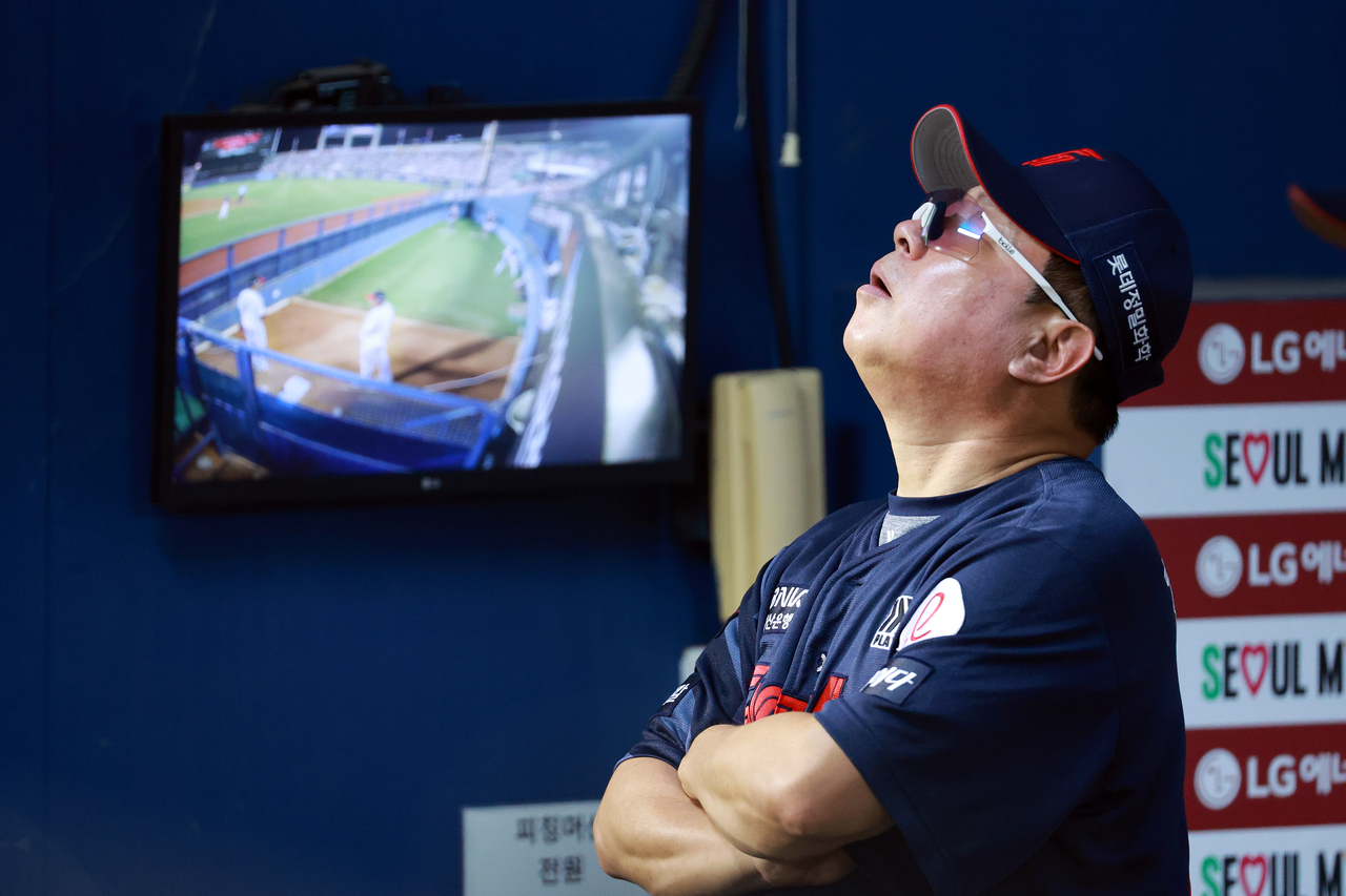 롯데 자이언츠의 감독 김태한은 서울의 Jamsil Baseball Stadium에서 열린 클럽의 한국 야구 단체 정규 시즌 경기에서 LG 쌍둥이와의 팀에 대한 경기에 반응한다. (yonhap)