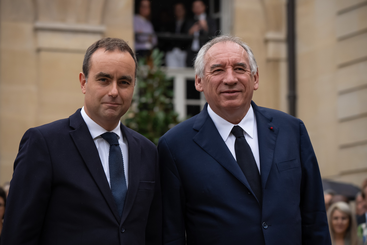 Newly appointed French Prime Minister Sebastien Lecornu (left) attends a handover ceremony with his predecessor Francois Bayrou at Matignon, the French prime minister's office, in Paris, Wednesday. (Xinhua-Yonhap)