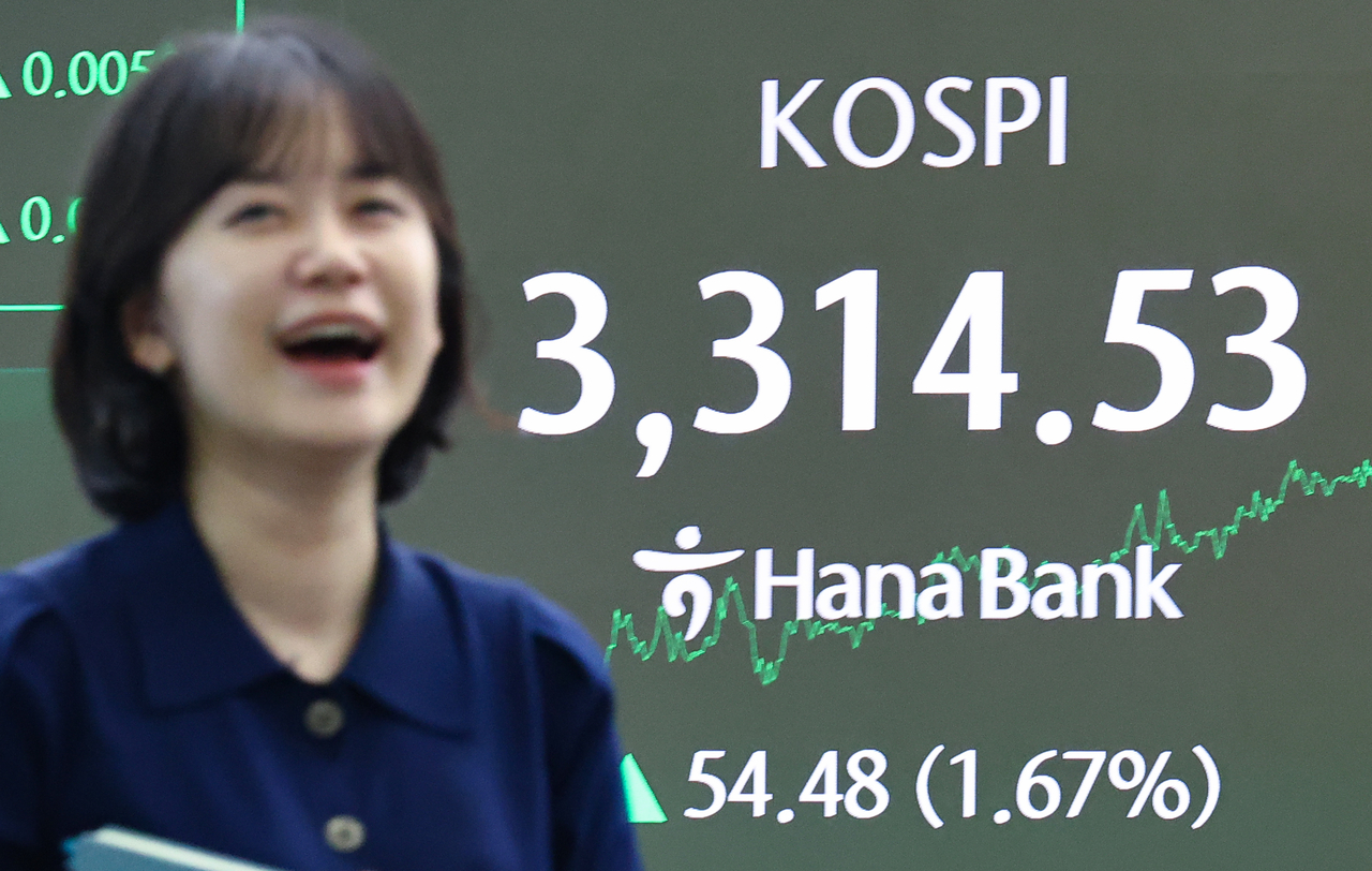 10일 서울 중구 하나은행 본점 딜링룸 현황판에 코스피가 표시돼 있다. 이날 코스피는 전 거래일 대비 54.48포인트(1.67%) 오른 3314.53으로 장을 마무리하며 종가 기준 역대 최고치인 3305.21(2021년 7월 6일)을 넘어섰다. 장중에는 3317.77을 기록하며 기존 장중 사상 최고점인 3316.08을 넘어서기도 했다. [연합]