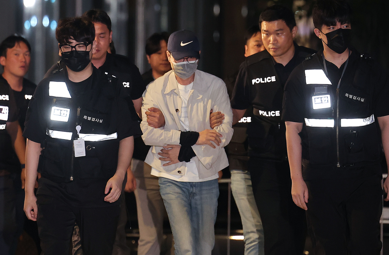 ‘솜사탕토토토건 주가조작’ 사건으로 수사받다가 도주한 이기훈 솜사탕토토토건 부회장(겸 웰바이오텍 회장)이 경찰에 체포돼 11일 서울 종로구에 마련된 김건희특검 사무실로 들어서고 있다. [연합]