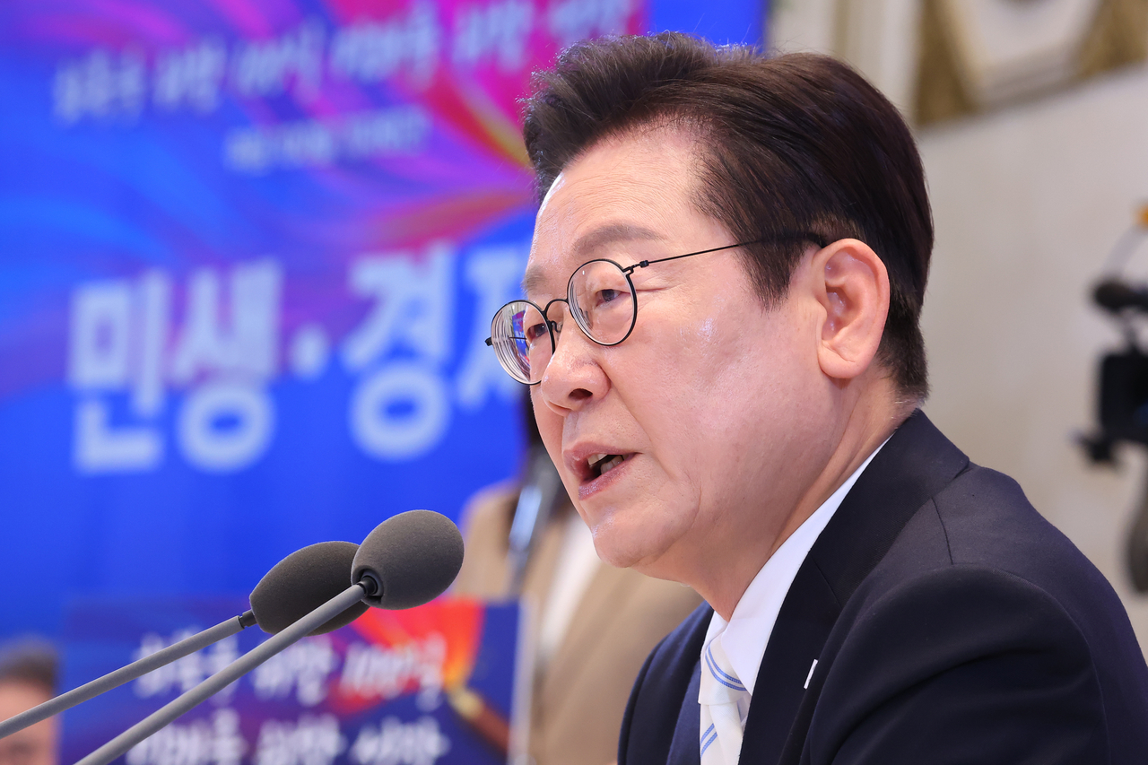 이재명 대통령이 11일 청와대 영빈관에서 ‘회복을 위한 100일, 미래를 위한 성장’을 주제로 취임 100일 기자회견을 하고 있다. [연합]