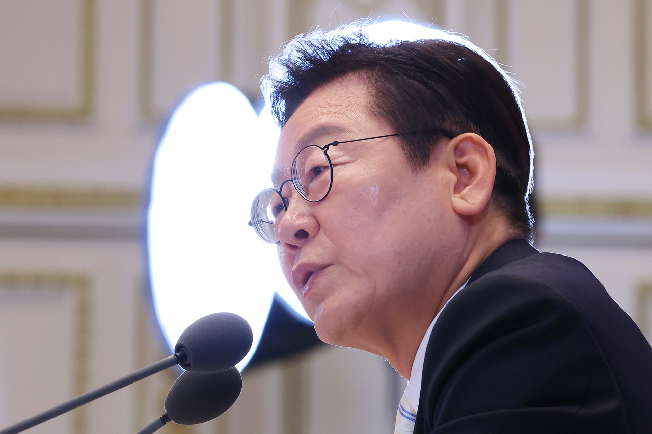 이재명 대통령이 11일 청와대 영빈관에서 열린 취임 100일 기자회견 ‘회복을 위한 100일, 미래를 위한 성장’에서 취재진 질문에 답변하고 있다. [연합]