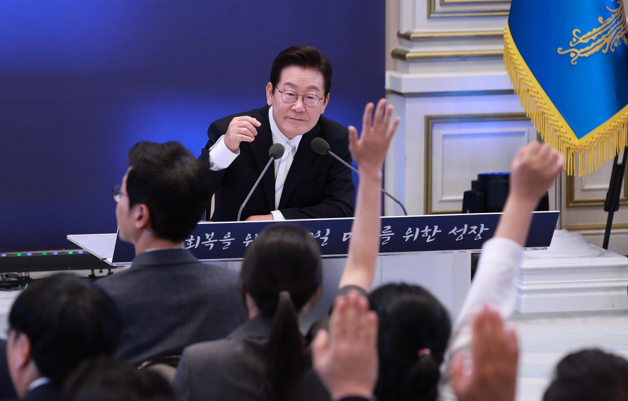 이재명 토토사이트 러쉬이 11일 청와대 영빈관에서 열린 취임 100일 기자회견 ‘회복을 위한 100일, 미래를 위한 성장’에서 질문을 받고 있다. [연합]