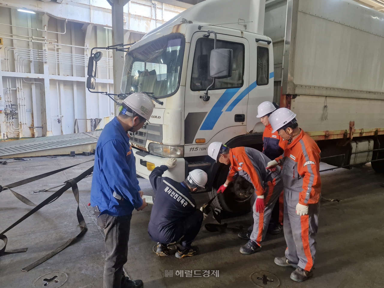 화물차 고박상태를 살펴보고 있다.[포항해수청 제공]