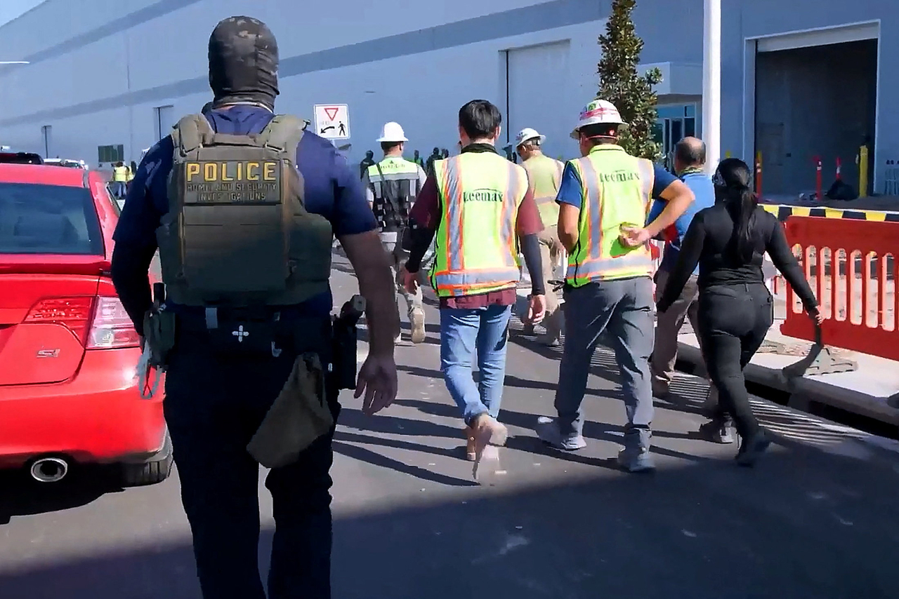 US authorities carry out an immigration raid at a battery plant under construction by Hyundai Motor and LG Energy Solution in Ellabell, Georgia, on Sept. 4. (Screen captured from a video released by US Immigration and Customs Enforcement)