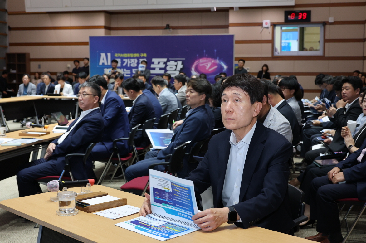 이강덕 포항시장은 12일 시청 대회의실에서 9월 확대간부회의를 주재하며 지역 경제를 활성화하기 위한 현안업무 추진에 총력을 다해줄 것을 강조했다.[포항시 제공]