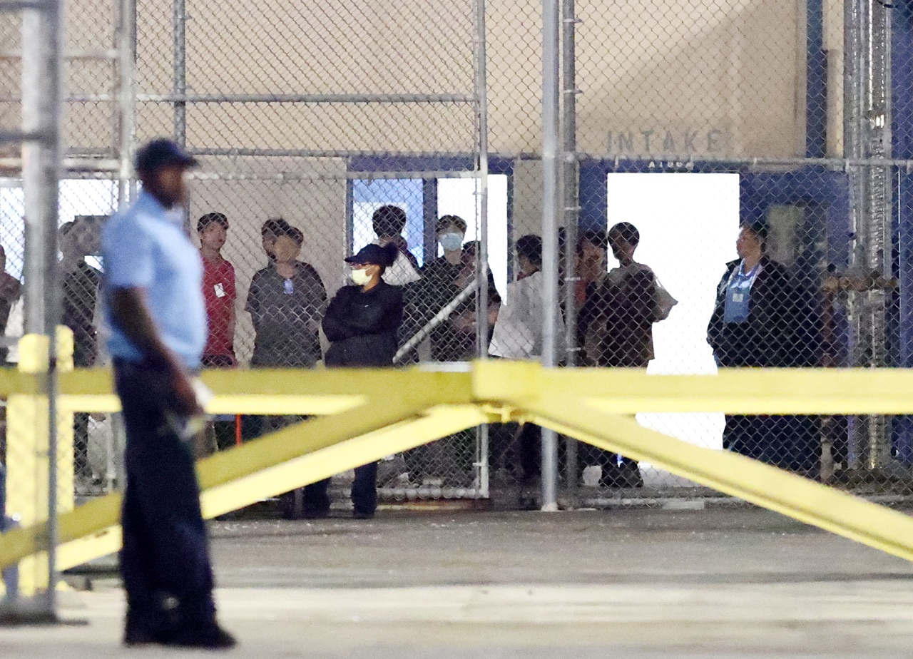 Employees who had been detained in an immigration raid at the Hyundai Motor–LG Energy Solution battery plant construction site leave an ICE detention facility in Folkston, Georgia, on Thursday, heading for Atlanta airport.  (Yonhap)