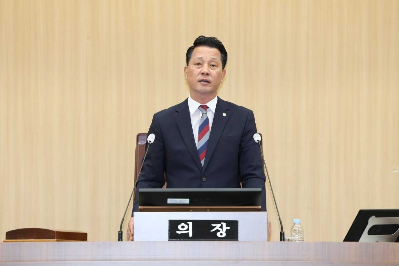 강영구 의장이 제280회 임시회 제6차 본회의 폐회를 선언하고 있다[예천군의회제공]