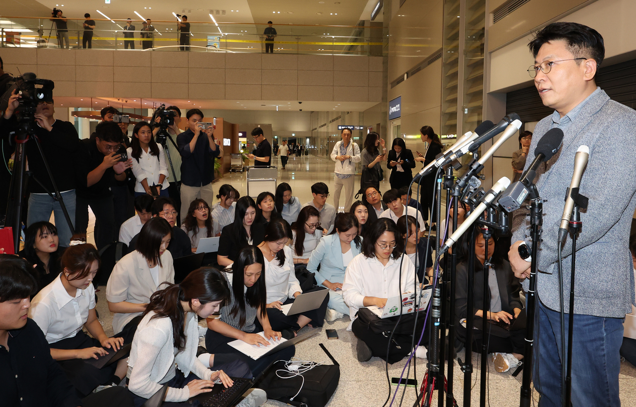 LG Energy Solution CEO Kim Dong-myung speaks to reporters at the Incheon airport on Friday after landing with Korean workers who were detained for a week after US authorities raided the construction site of a battery plant in Georgia on Sept. 4. (Yonhap)