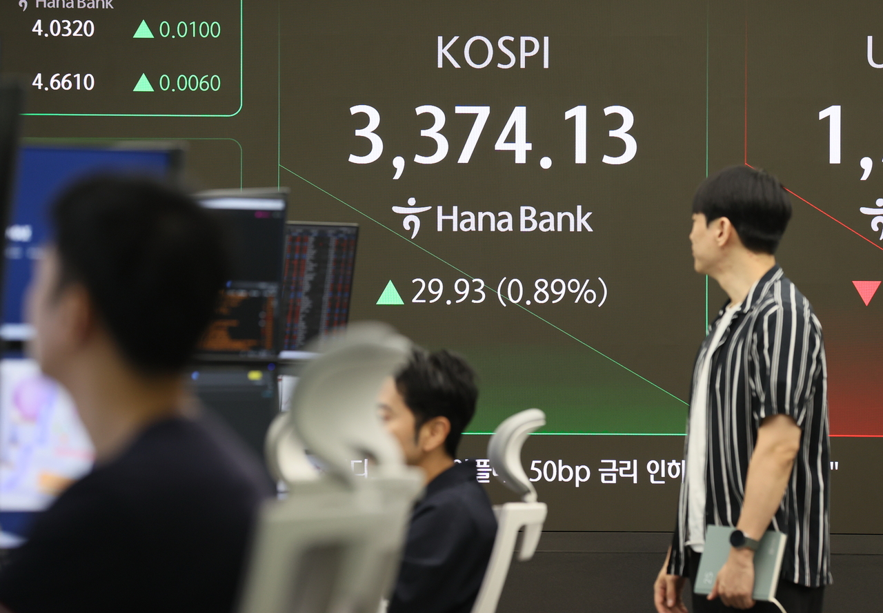 An electronic board showing the Korea Composite Stock Price Index at a dealing room of the Hana Bank headquarters in Seoul on Friday. (Yonhap)