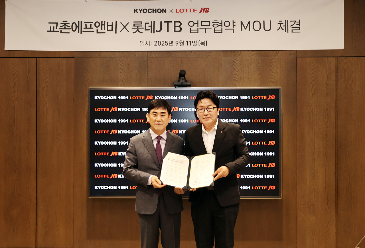 11일 메이드 토토사이트에프앤비 판교 사옥에서 열린 업무협약식에 참석한 송종화(왼쪽) 메이드 토토사이트에프앤비 대표이사 부회장, 박재영 롯데JTB 대표이사가 기념사진을 촬영하고 있다.