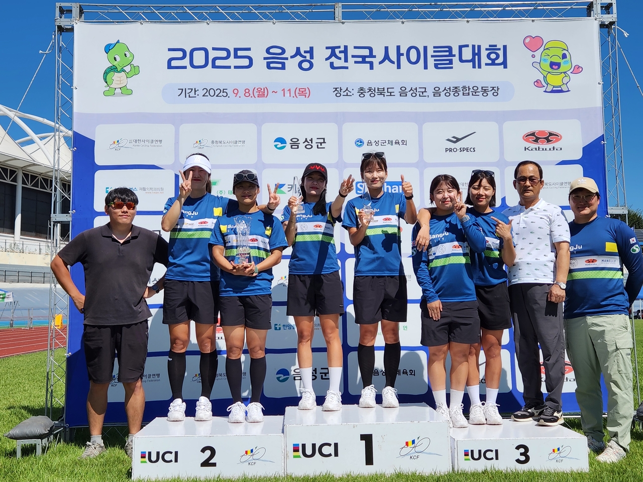 상주시청 여자 사이클팀이  ‘2025 음성 전국 사이클대회’에서 지난해에 이어 올해도 종합우승을 차지한후 단체 기념사진을 찍고 있다.[상주시 제공]