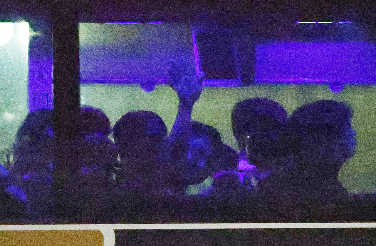 An employee who had been detained in an immigration raid at the Hyundai Motor–LG Energy Solution battery plant construction site waves while boarding a bus after leaving an ICE detention facility in Folkston, Georgia, on the Thursday. (Yonhap)