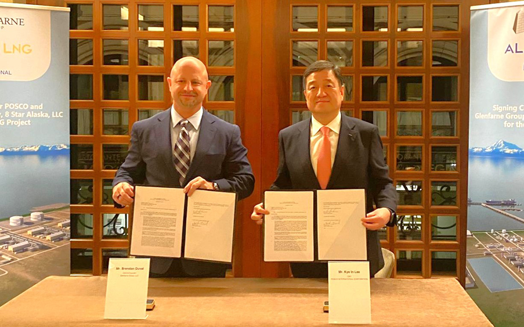 Posco International CEO Lee Kye-in (left) and Glenfarne Group CEO and Founder Brendan Duval are posing for a commemorative photo after signing the agreement at the Gastech energy conference in Milan, Wednesday. (Glenfarne Group)