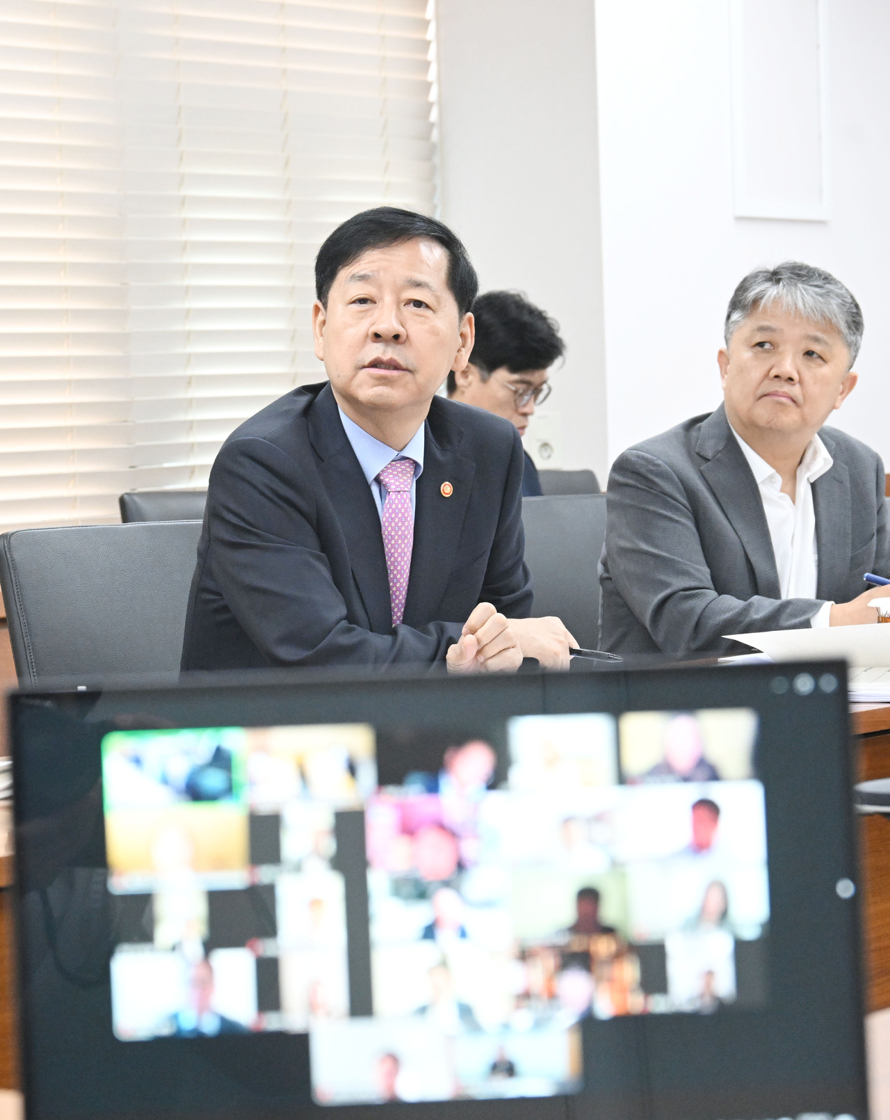 구윤철 부총리 겸 기획재정부 장관이 9월 12일 서울 종로구 정부서울청사에서 화상으로 열린 ‘해외 주요국 재경관 회의’를 주재하고 있다. [기획재정부 제공]