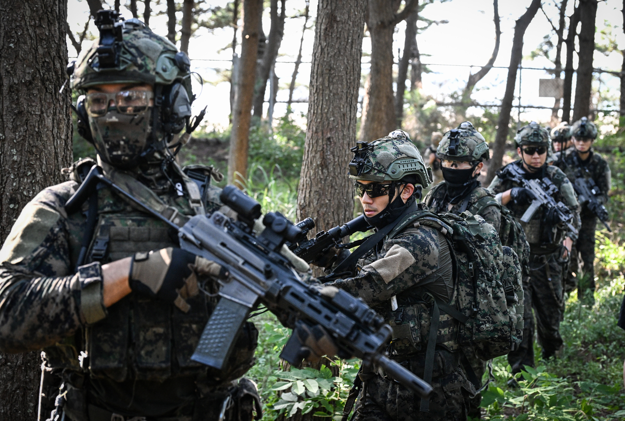 This photo, provided by the Army, shows South Korean and US troops staging maritime infiltration training on Aug. 28, in Taean County, 108 kilometers southwest of Seoul. (Yonhap)