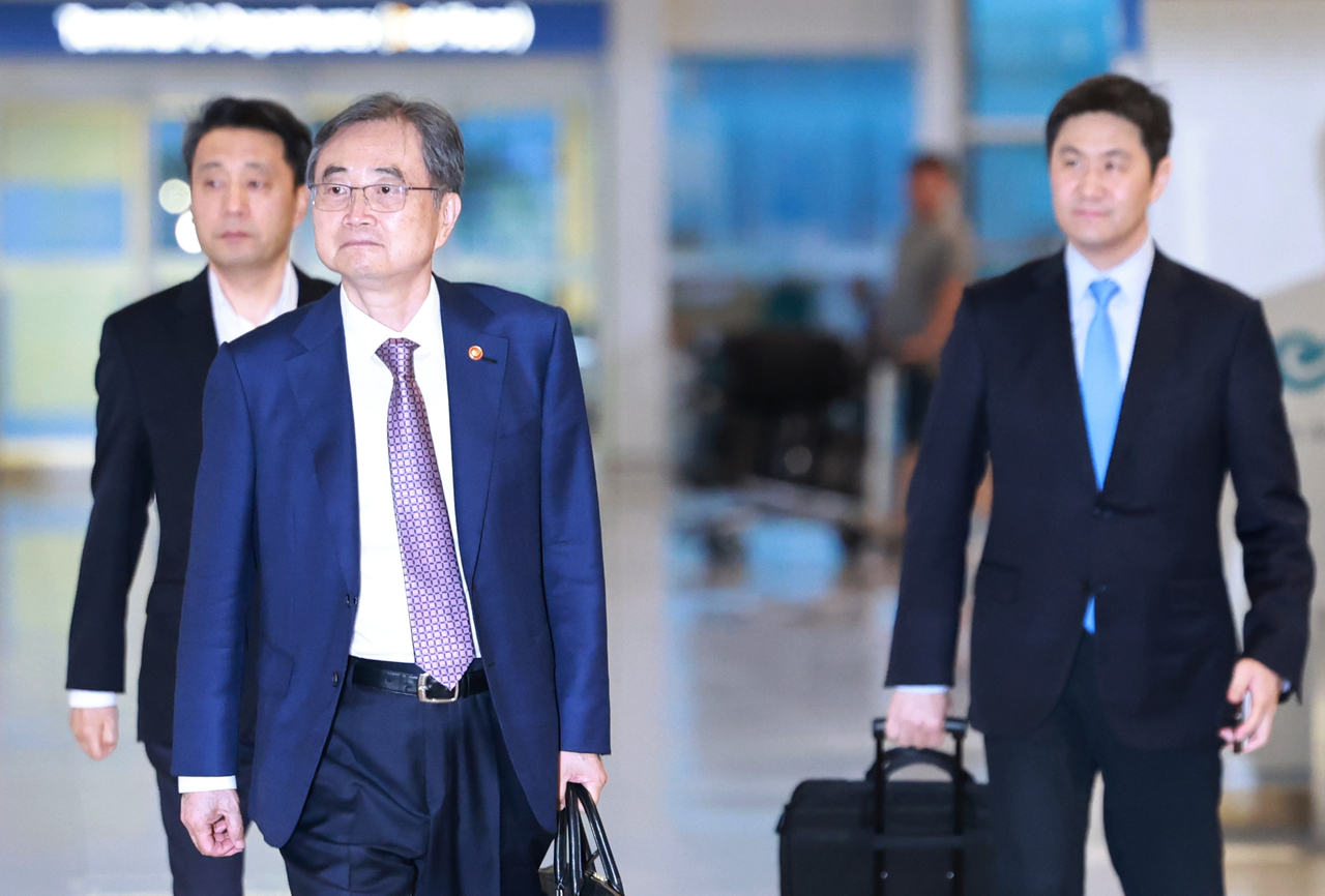 FM Cho Hyun is departing for the US through Terminal 2 of Incheon International Airport on Monday. (Yonhap)