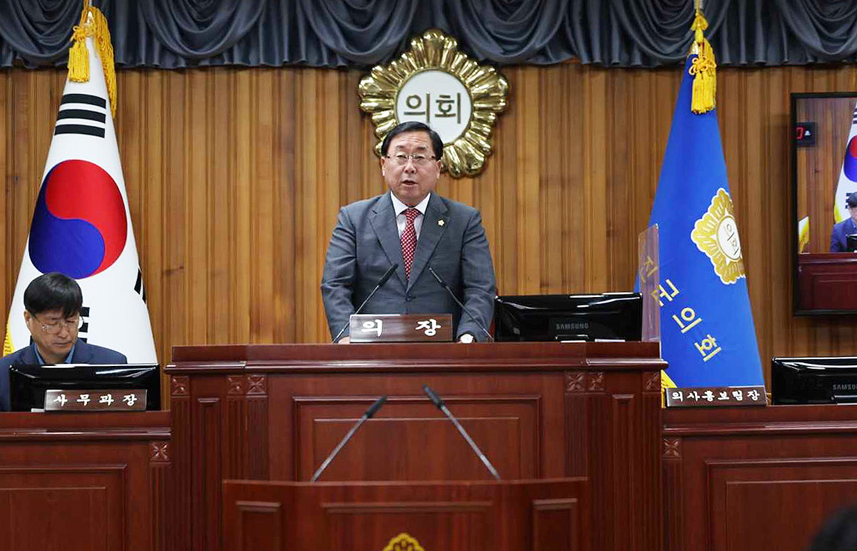 김정희 의장이  제286회 임시회 개회를 선언하고 있다.[울진군의회제공]