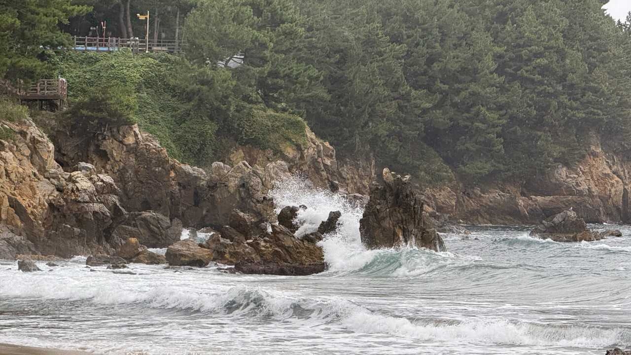 동해해경이 연안사고 위험예보제 ‘주의보’를 긴급 발령했다[동해해경 제공]