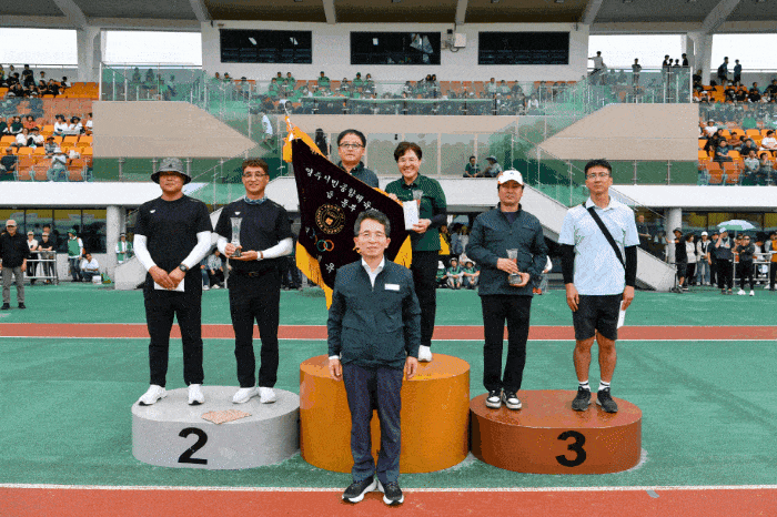읍동부 우승.면부우승,직장부 우승팀에게 우승기와 시상금이 전달되고 있댜[영주시 제공]