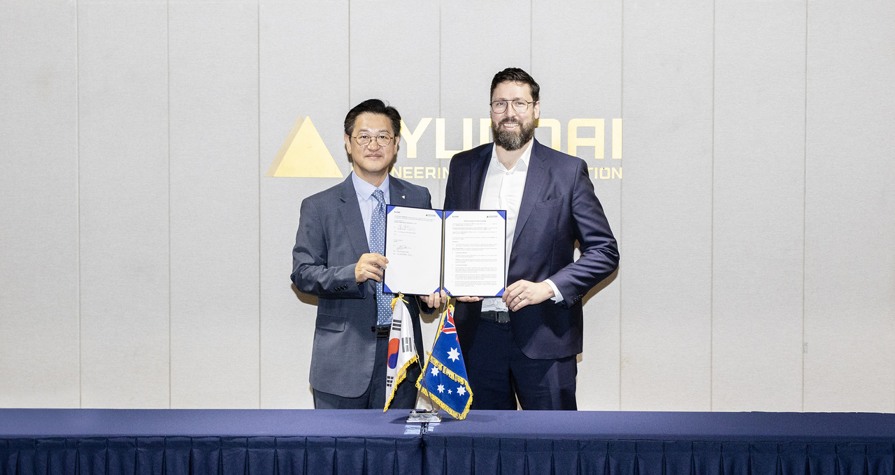 서울 종로구에 위치한 현대건설 계동 본사에서 김경수 현대건설 글로벌사업부장(왼쪽)과 조나단 디실바 오스넷 인프라 개발책임자(오른쪽)가 업무협약을 체결한 후 기념사진을 촬영하고 있다. [자료=현대건설]