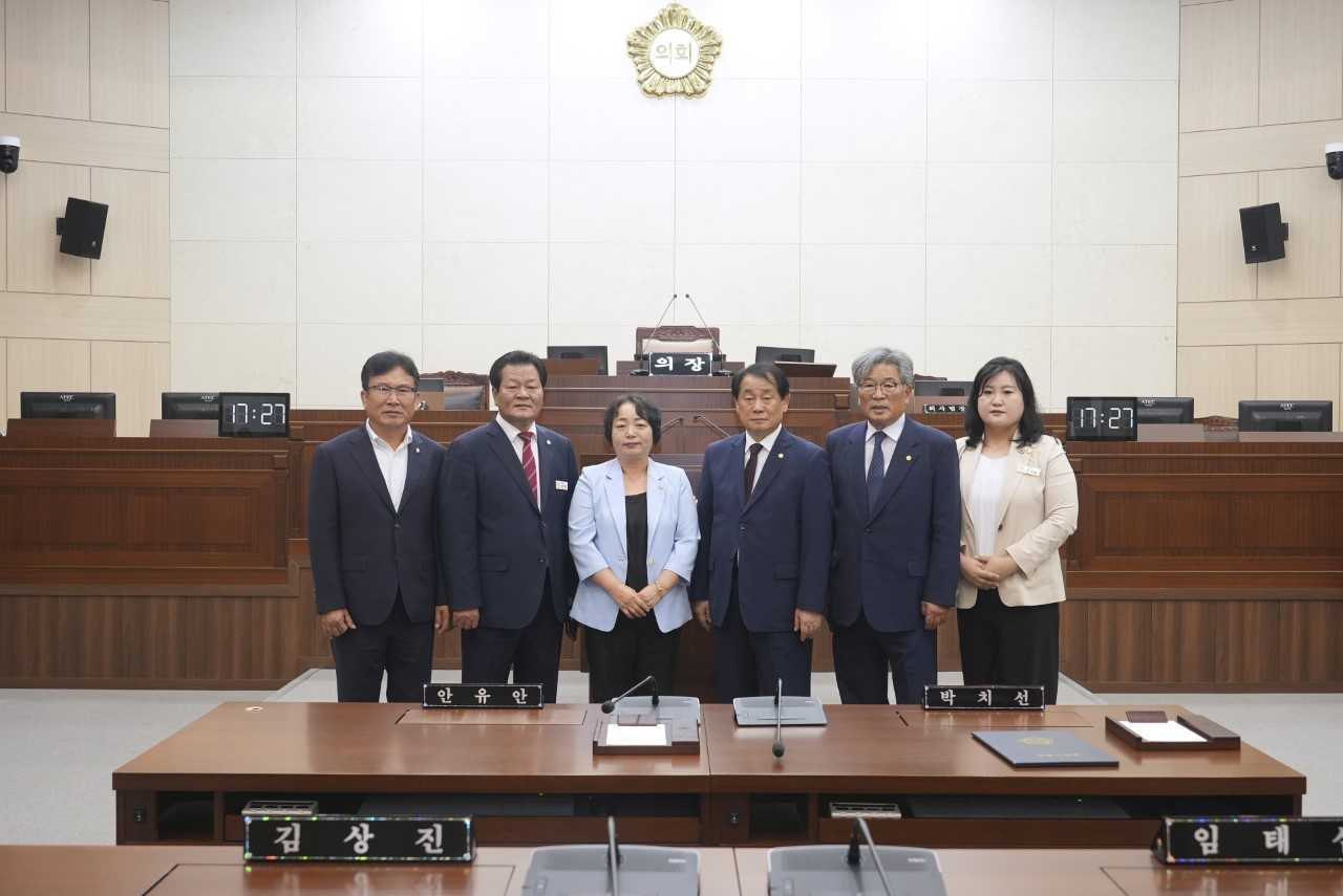 안동시 의회가 제260회 임시회 제1차 본회의에서 예산결산특별위원회를 새롭게 꾸렸다.
사진은 선임된 예결위가 기념사진을 찍고 있다.[안동시 의회 제공]