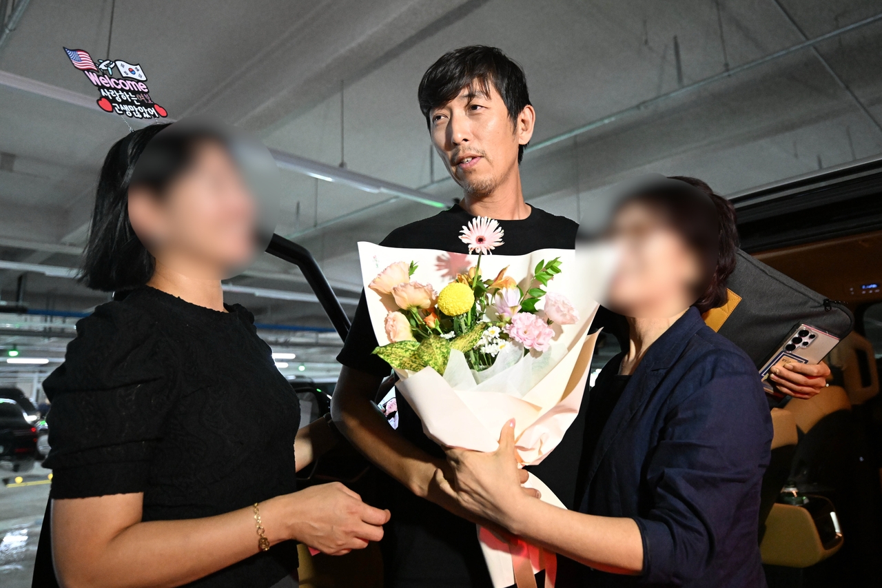 Forty-two-year-old Cho Young-hwi, a South Korean national detained during the US immigration crackdown in Georgia, speaks to the press upon his arrival at the Incheon International Airport, Friday. (Yonhap)