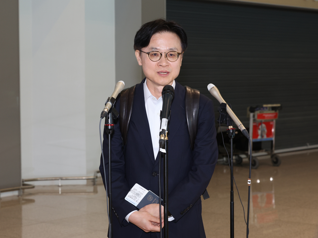 김정관 산업통상자원부 장관이 지난달 22일 미국 방문을 위해 인천국제공항 2터미널을 통해 출국하기에 앞서 취재진의 질문에 답하고 있다. [연합]
