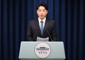강훈식 대통령 비서실장, 구금 한국인 도착 인천공항 찾아 직접 맞이